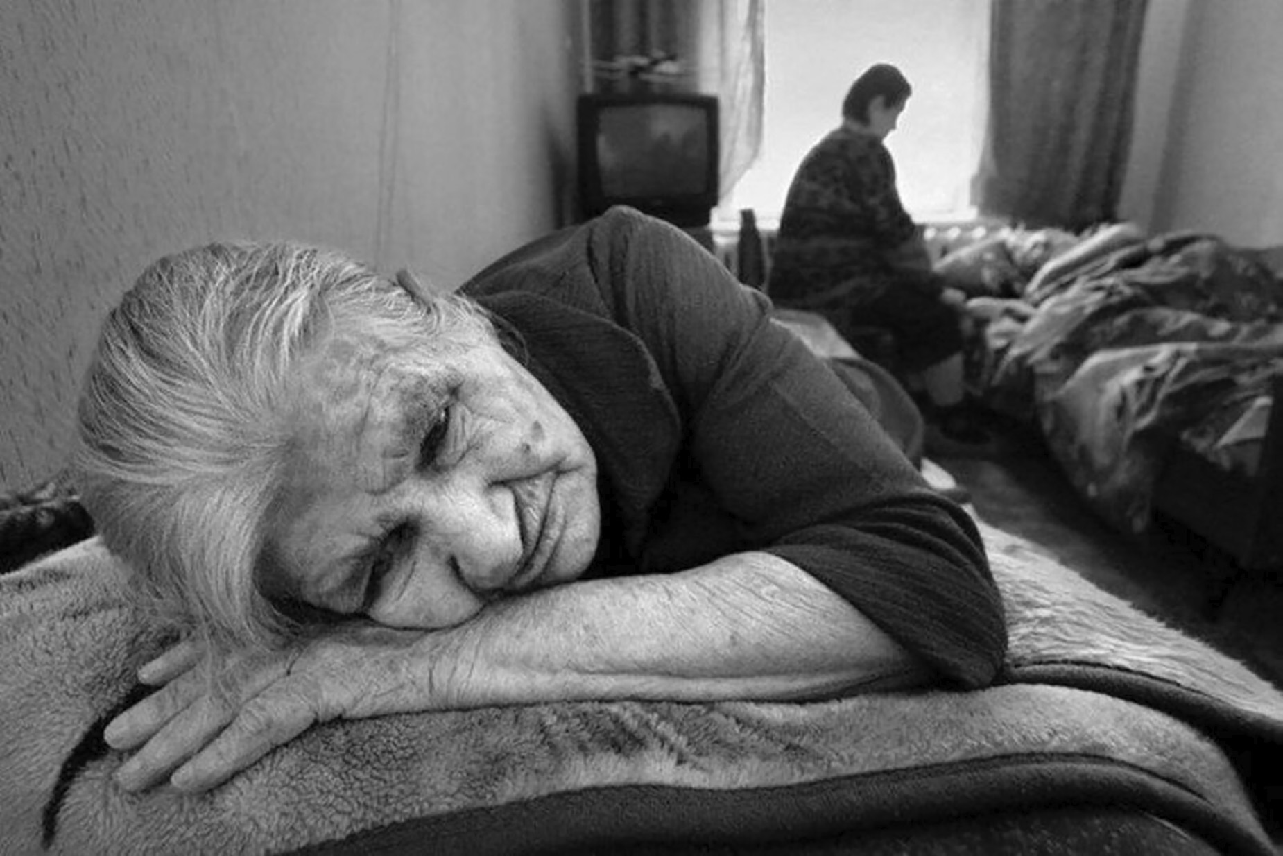 Бабушки устают. Одиночество пожилых. Брошенные старики. Одинокие старики. Старая мама.