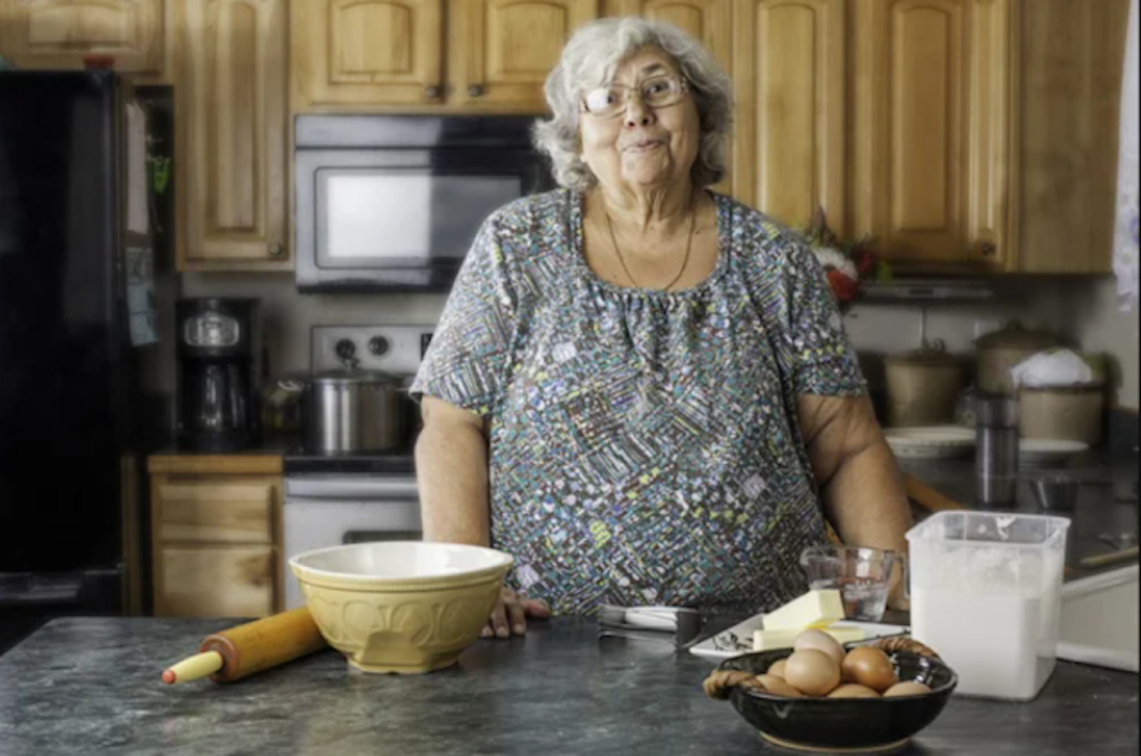 Grandma with them. Пожилая женщина на кухне. Бабка на кухне. Бабушка стряпает. Старушка у плиты.