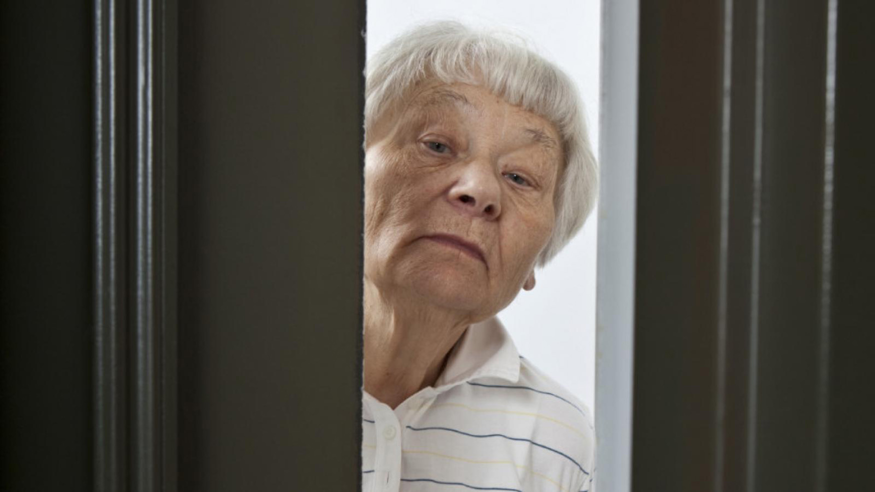 Бабка открой дверь. Бабушка открывает дверь. Бабка за дверью. Старушка открывает дверь.