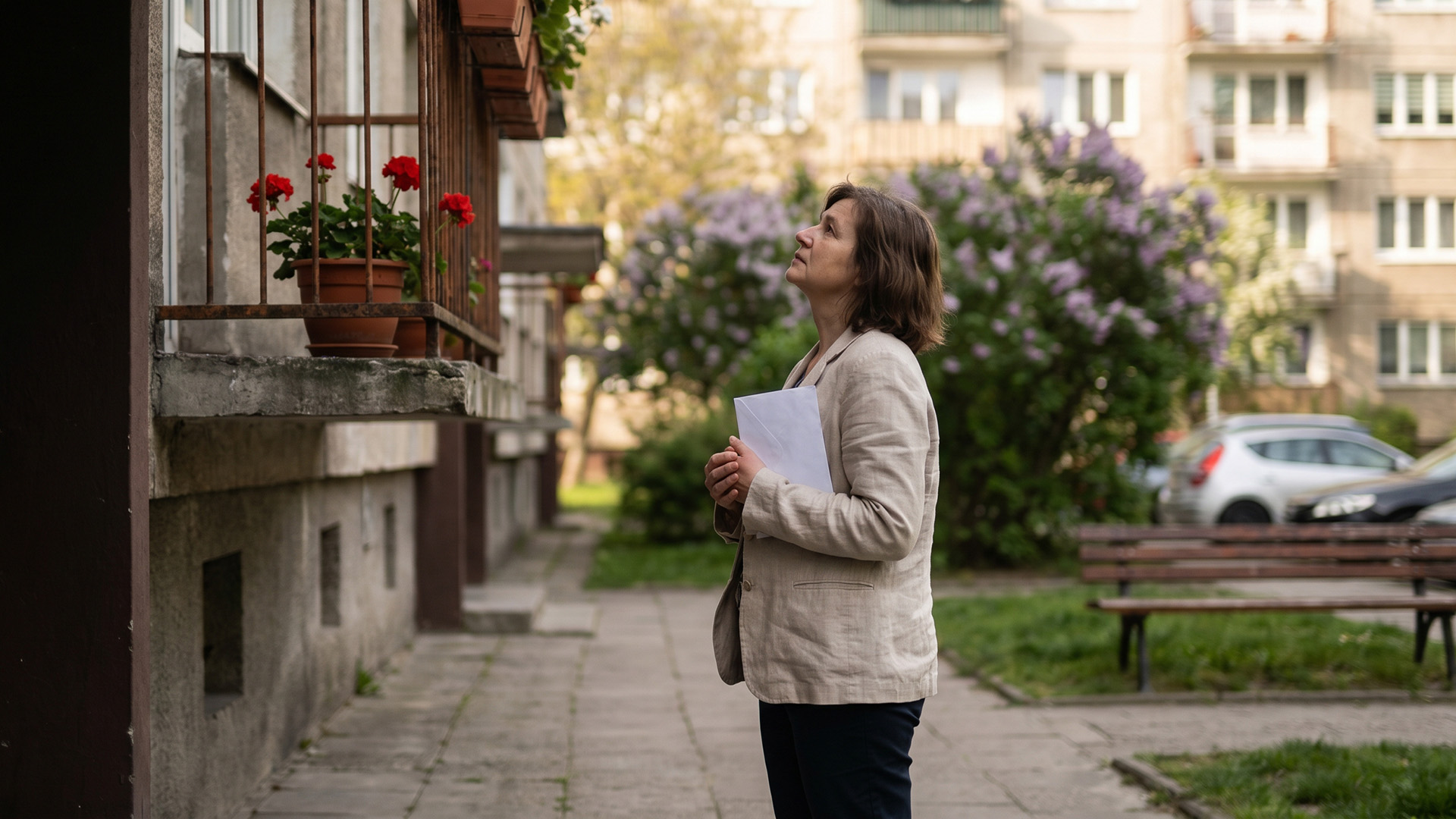 Mama przed śmiercią powiedziała mi: "W komodzie jest koperta, oddaj ją Zosi". Zosia to nasza sąsiadka sprzed czterdziestu lat. Otworzyłam kopertę - w środku był akt notarialny i list, z którego wynikało, iż Zosia wcale nie była sąsiadką